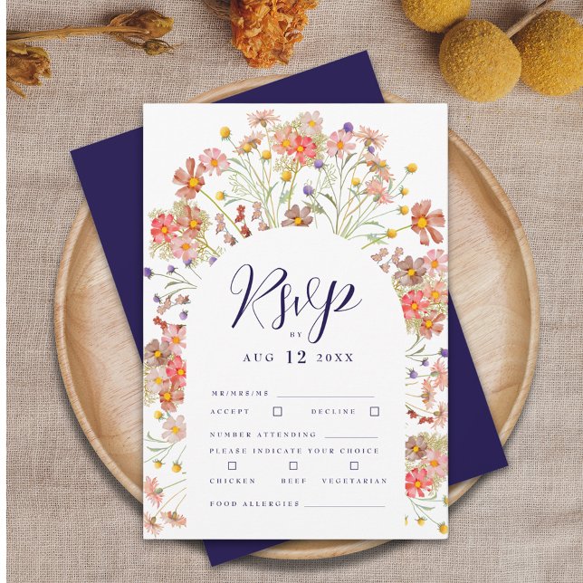 Cartão RSVP Boho Fall Floral Arch Marinho Blue & White Weding (Boho fall rustic wildflower floral arch elegant script navy blue and white wedding rsvp card)