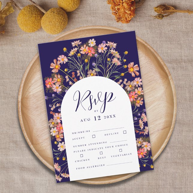 Cartão RSVP Boho Fall Rustic Wildflower Arch Wedch (Boho fall rustic wildflower floral arch elegant script navy blue and white wedding rsvp card )