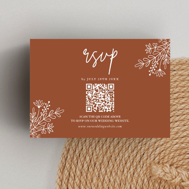 Cartão RSVP Boho Terracota Laranja Queimado Casamento Código Q (Boho terracotta QR code RSVP card simplifies guest replies while adding warm rustic charm.)
