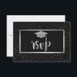 Cartão RSVP Boné de Formando com brilho prateado,Festa de form<br><div class="desc">Boné de formatura de brilho prateado e confete sobre fundo preto.</div>
