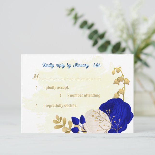 Cartão RSVP casamento botânico real com flores azuis e brancas (Em pé/Frente)