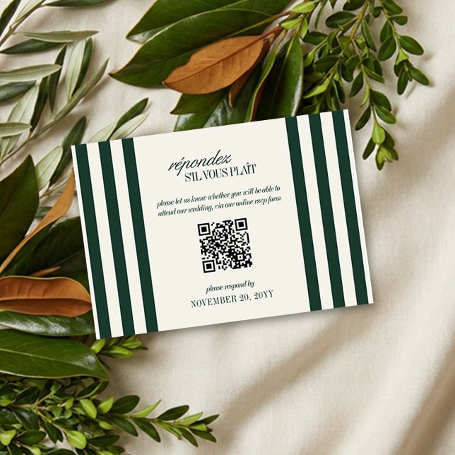 Cartão RSVP Casamento Código QR com Listra Verde Clássica (QR Code RSVP Card from the Green Stripe Old Money wedding collection by Darling & May)