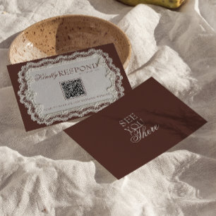 Cartão RSVP Casamento com Código QR de Renda Marrom Chocolate