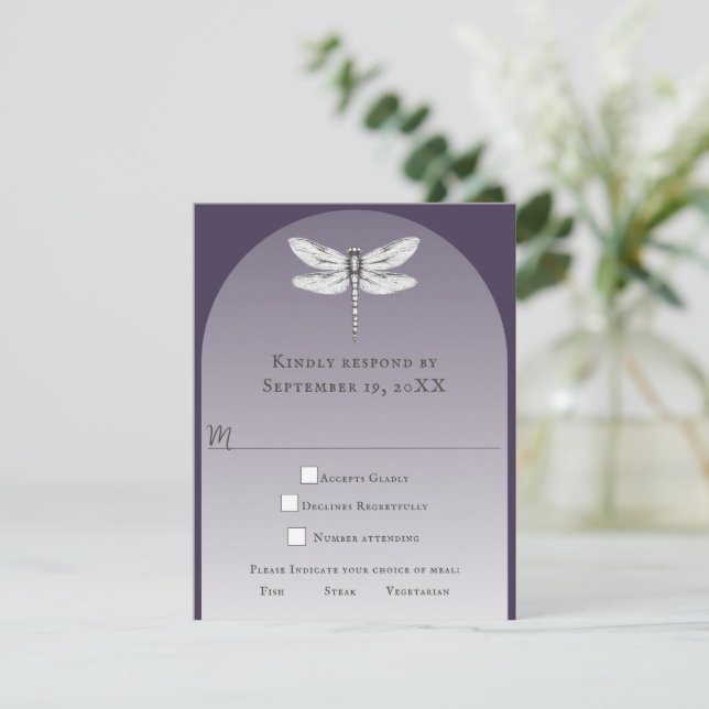 Cartão RSVP Casamento com Dragonfly Roxo Escuro (Em pé/Frente)