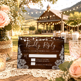 Cartão RSVP Casamento com Luzes de Corda e Madeira Rústica