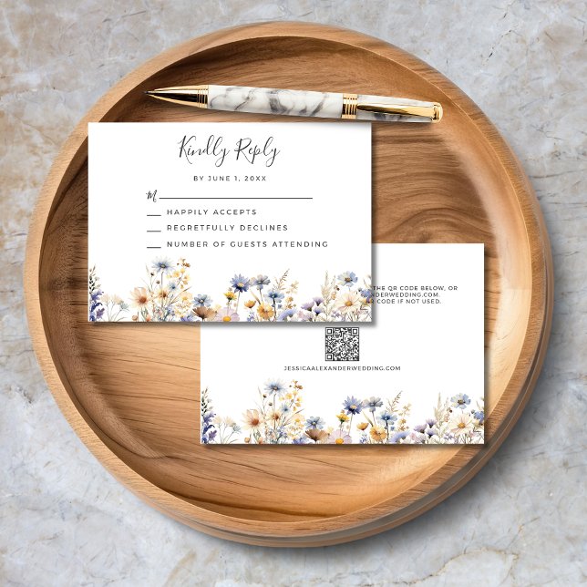 Cartão RSVP Casamento de Código QR de Flores Selvagens Azuis E (Elegant Dusty Blue Wildflowers QR Code Wedding RSVP Card with watercolor flowers, script text.)
