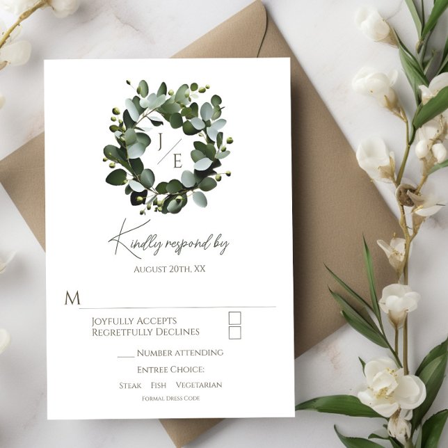 Cartão RSVP Casamento de Eucalyptus Wreath, Monograma Moderno  (White Modern Monogram Eucalyptus Wreath Wedding RSVP)