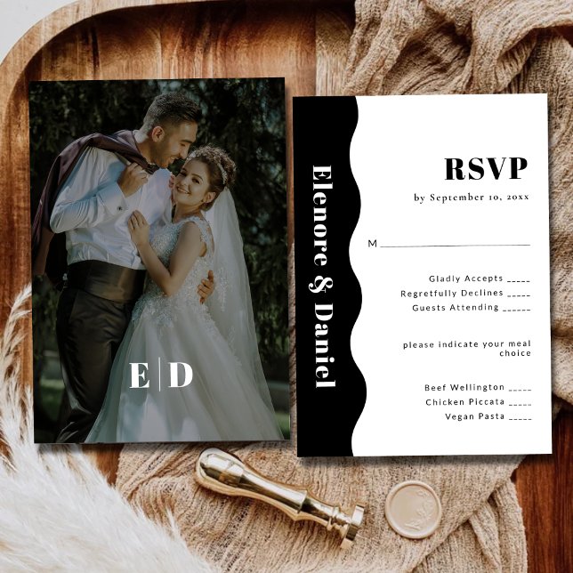 Cartão RSVP Casamento de Fotografias do Lado Branco e Preto Mo (Modern Black and White Side Wave Photo Wedding RSVP Card)
