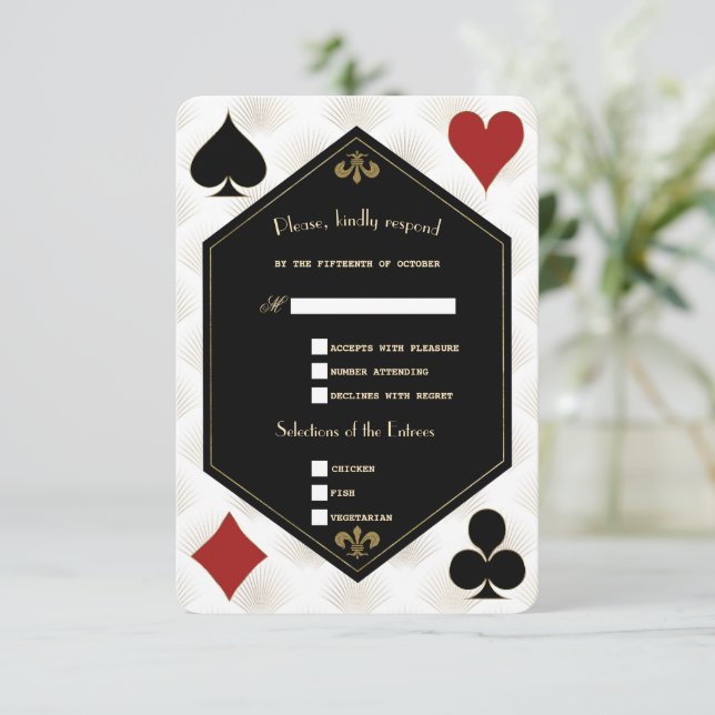 Cartão RSVP Casamento de Poker em Vegas, em White Art Deco Gat (Em pé/Frente)