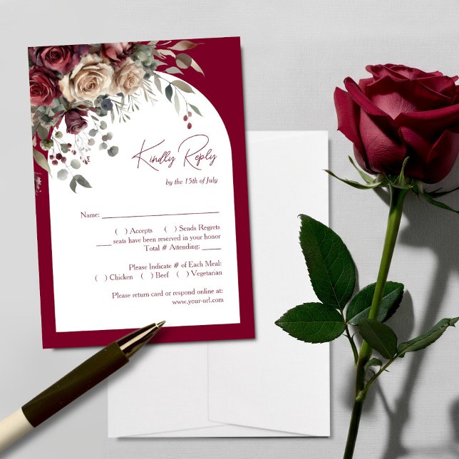 Cartão RSVP Casamento de Rosas do Elegante Arch Burgundy e Cre (Criador carregado)