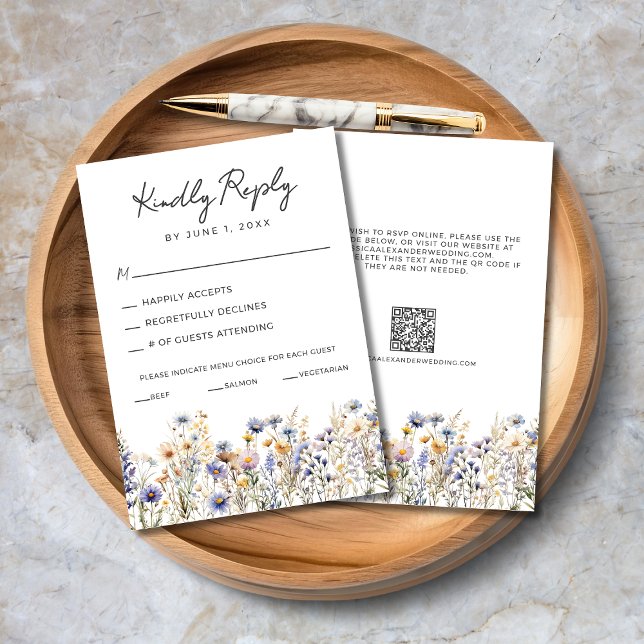 Cartão RSVP Casamento de Script Elegante de Flores Selvagens A (Dusty Blue Wildflowers Elegant Script Wedding RSVP Card with Menu Options, QR Code, Wedding Website.)