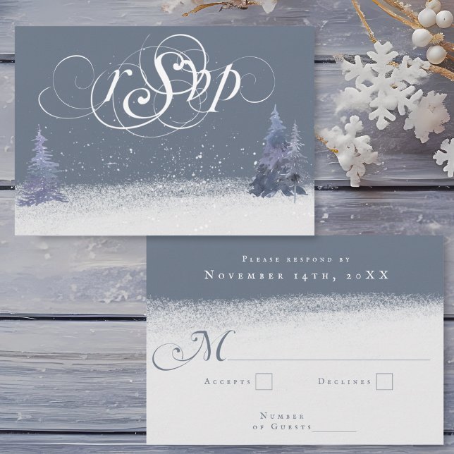 Cartão RSVP Casamento de Woodland Branca e Azul com Dusty (A dusty blue and white winter wedding RSVP card with calligraphy, pine trees, and falling snow.)