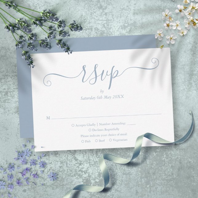 Cartão RSVP Casamento Elegante em Azul Empoeirado com Letra (Dusty Blue Elegant Script Wedding RSVP Card)