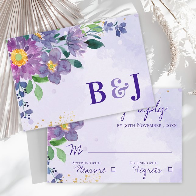 Cartão RSVP Casamento Floral Azul Púrpura Monograma (Pretty Purple Blue Watercolor Floral Wedding RSVP Card)