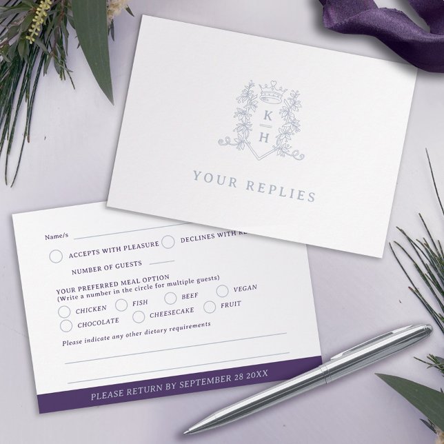 Cartão RSVP Casamento prateado roxo com crista cardíaca monogr (Criador carregado)