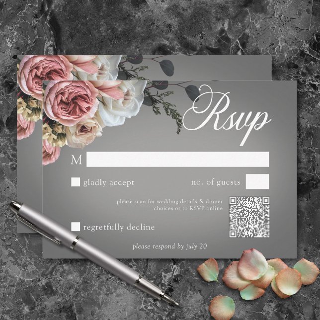 Cartão RSVP Cinza de Rosas Florais Brancas Elegantes QR (Elegant Pink White Floral Roses Gray Wedding QR RSVP Card)