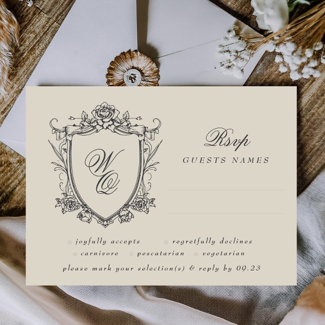 Cartão RSVP Clássico Floral Crest Beige Monogramas Casamento (Criador carregado)