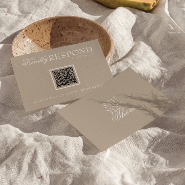 Cartão RSVP Classy Soft Taupe Old Money QR Fancy Code Wedding (Criador carregado)