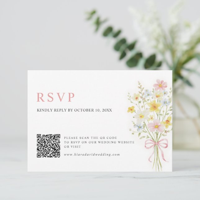 Cartão RSVP Código QR de Casamento em Prado de Flores Silvestr (Em pé/Frente)