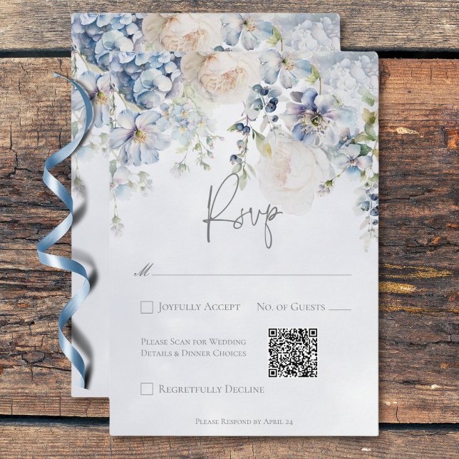Cartão RSVP Código QR de Casamento Moderno Floral Azul e Branc (Blue & White Floral Modern Wedding QR Code RSVP Card)