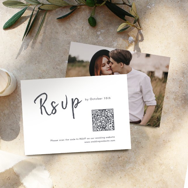 Cartão RSVP Código QR do casamento de script mínimo preto e br (Black and white minimalist script wedding QR code RSVP Card)