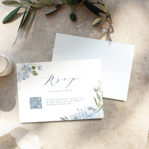 Cartão RSVP Código QR do casamento floral azul empoeirado do j
