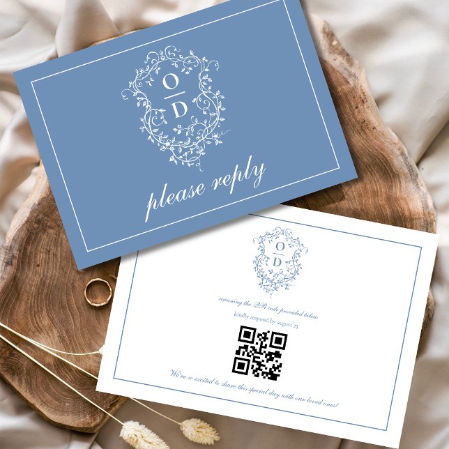 Cartão RSVP Código QR Dusty Blue Crest Monograma Casamento (Criador carregado)