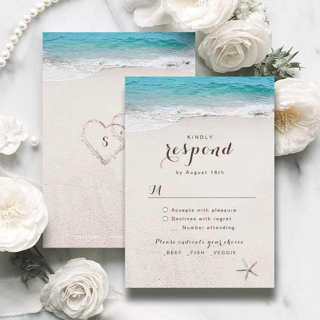 Cartão RSVP Corações no casamento da praia de destino da areia (Hearts in the sand destination beach wedding RSVP card)