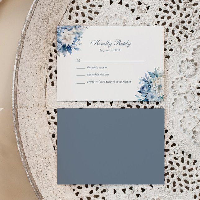 Cartão RSVP de Casamento de Flores Selvagens Azuis (Modern Dusty Blue Wildflowers Wedding RSVP Card on a neutral boho plate.)