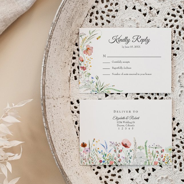 Cartão RSVP de Casamento de Prado de Flor Selvagem (Boho Colorful Wildflower Meadow Wedding RSVP Card on a neutral boho wedding table.)