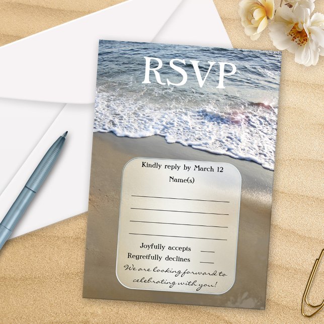 Cartão RSVP de Casamento de Praia Dream (RSVP card featuring a dreamy beach image with waves flowing on the sand)