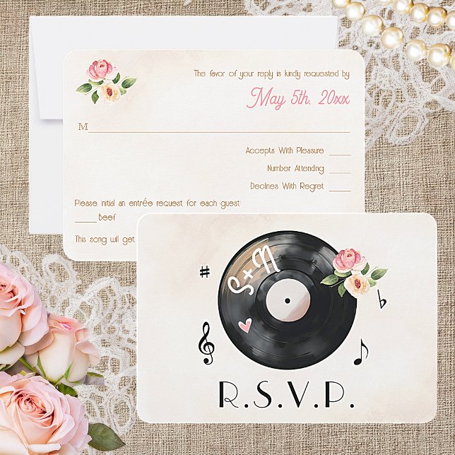 Cartão RSVP de Casamento de Registro de Vinilo Flo (The front and back of a beautiful monogrammed vinyl record wedding RSVP card with floral accents. )