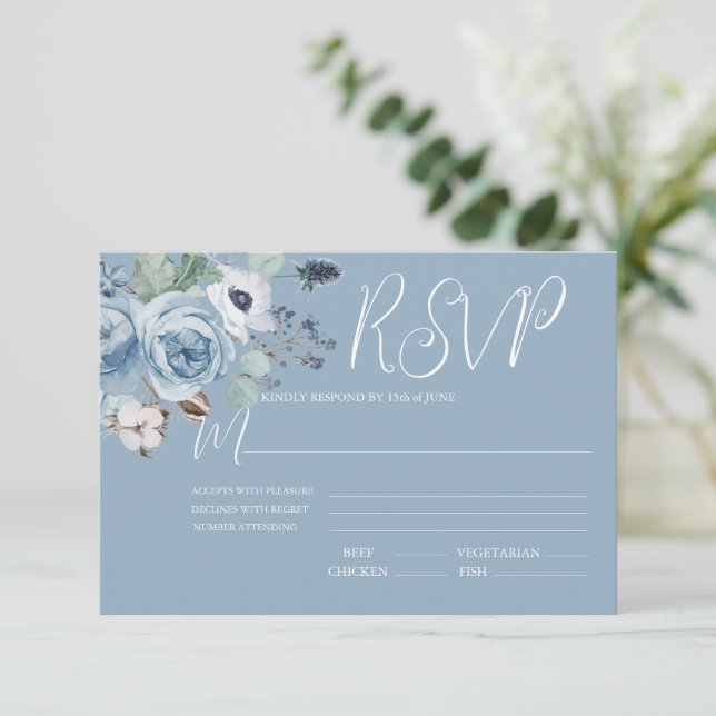 Cartão RSVP de Casamento Floral Azul e Branco Eleg (Em pé/Frente)