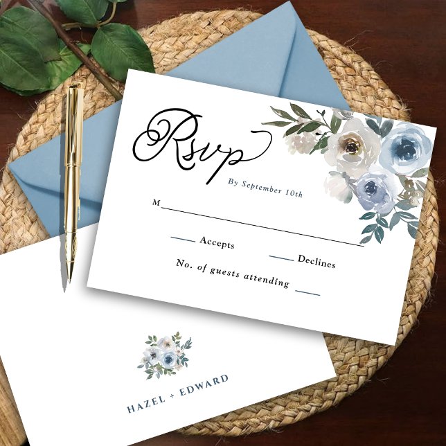 Cartão RSVP de Casamento Floral Azul Simples e Mod (Modern Simple Dusty Blue Floral Wedding RSVP Card)