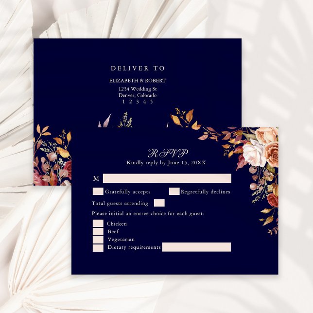 Cartão RSVP de Casamento Floral Laranja Azul Queim (Navy Blue Burnt Orange Floral Wedding RSVP Card on a sunny boho white table.)