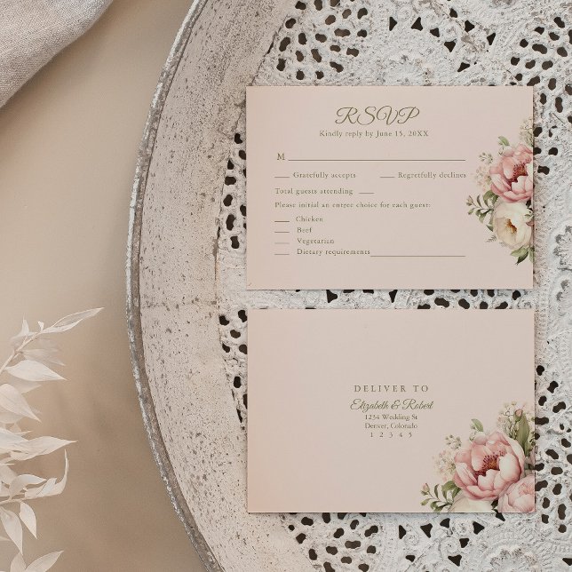 Cartão RSVP de Casamento Floral Pale Peach e Dusty (Pale Peach and Dusty Rose Floral Wedding RSVP Card on boho lux wedding table.)