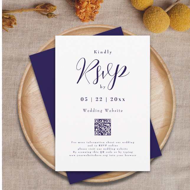 Cartão RSVP Detalhes do Casamento de Script Elegante Azul do M (Modern elegant script Navy blue and white wedding rsvp qr code card Minimalist simple chic stylish )