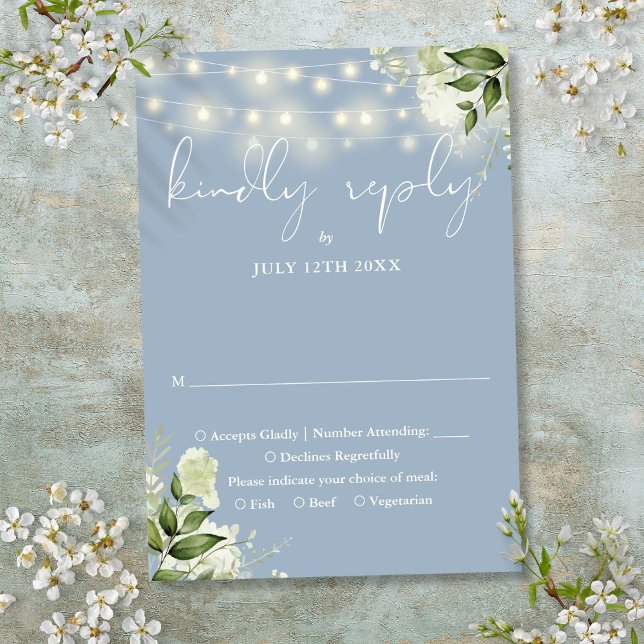 Cartão RSVP Dusty Blue Greenery Floral String Luzes Casamento (Dusty Blue Greenery Floral String Lights Wedding RSVP Card)