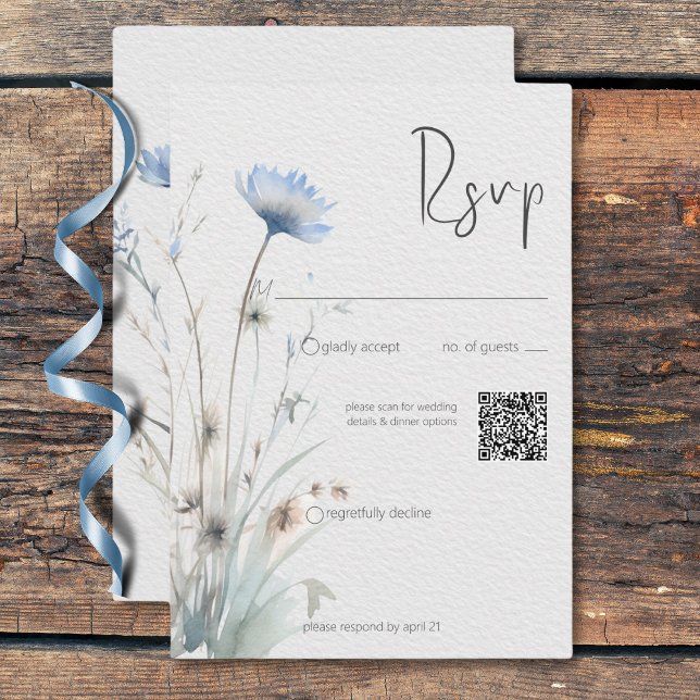 Cartão RSVP Dusty Blue Meadow Wildflower Código QR moderno (Dusty Blue Meadow Wildflowers Modern QR Code RSVP Card)
