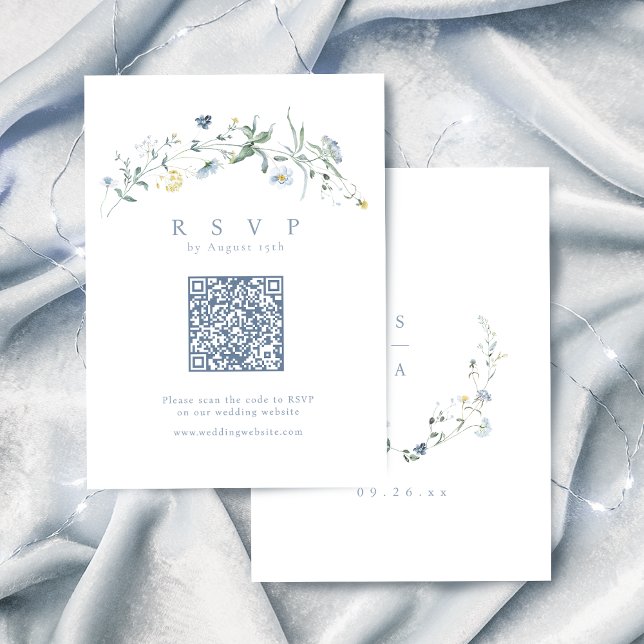 Cartão RSVP Elegante Azul Flor Selvagem Russo Boho Código QR (Elegant Dusty Blue Wildflower Rustic Boho QR code RSVP Card)