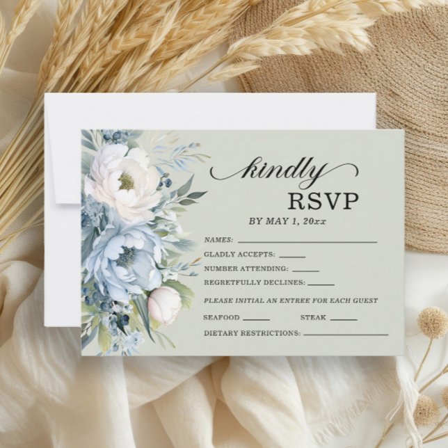 Cartão RSVP Elegante Azul Poeirento Marfim Floral Salvia Verde (Dusty blue and white watercolor floral on sage green wedding RSVP card.)