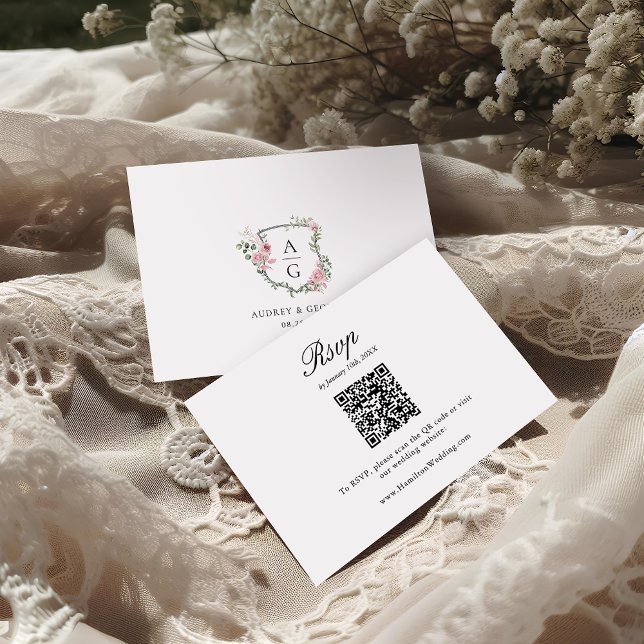 Cartão RSVP Elegante Blush Pink Floral Monograma Crest Código  (Criador carregado)