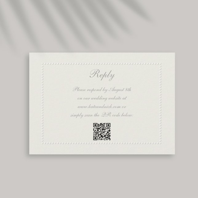 Cartão RSVP Faux Embossed Frame Ecru Reply Casamento QR (formal wedding reply card qr code response faux embossed beaded frame ecru linen classic)