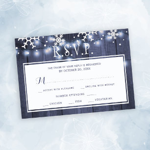 Cartão RSVP Floco de neve branco do marinho do casamento no in