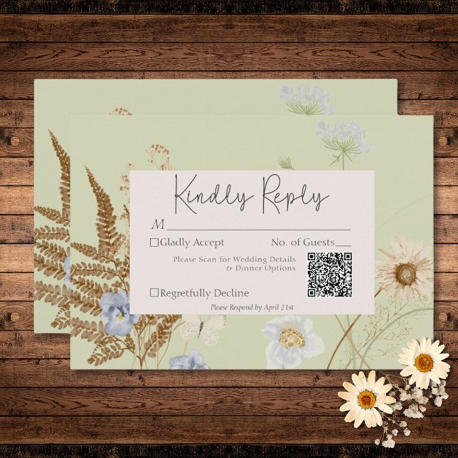 Cartão RSVP Flores selvagens no Código QR de Casamento de Sage (Wildflowers on Light Sage Wedding QR Code RSVP Card)