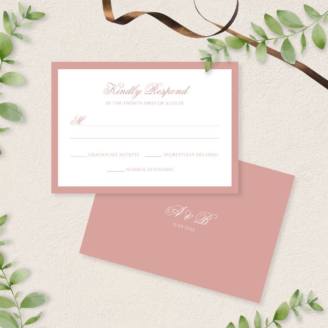 Cartão RSVP Formal Dusty Rose Border Monogram Script Wedding (Criador carregado)