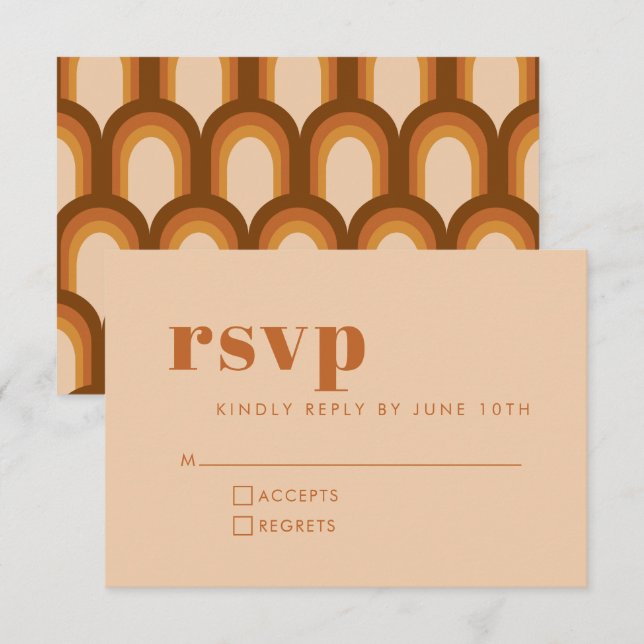 Cartão RSVP Groovy Retro 70s Design em Brown e Sand Wedding (Frente/Verso)