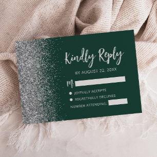 Cartão RSVP Moderno Script com Borda de Brilho Prateado Verde 