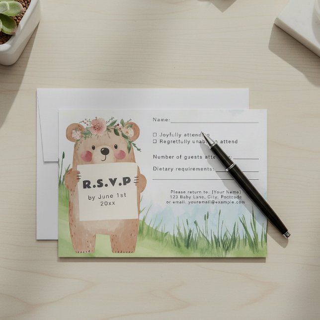 Cartão RSVP para o urso de raça (Cute bear-themed RSVP card for kids’ events, with playful flowers and space for guest responses.)