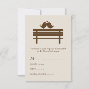 Cartão RSVP Pássaros do Amor no Park Bench Wedding